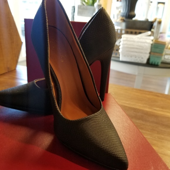 Shoes - Picture 3 of 7